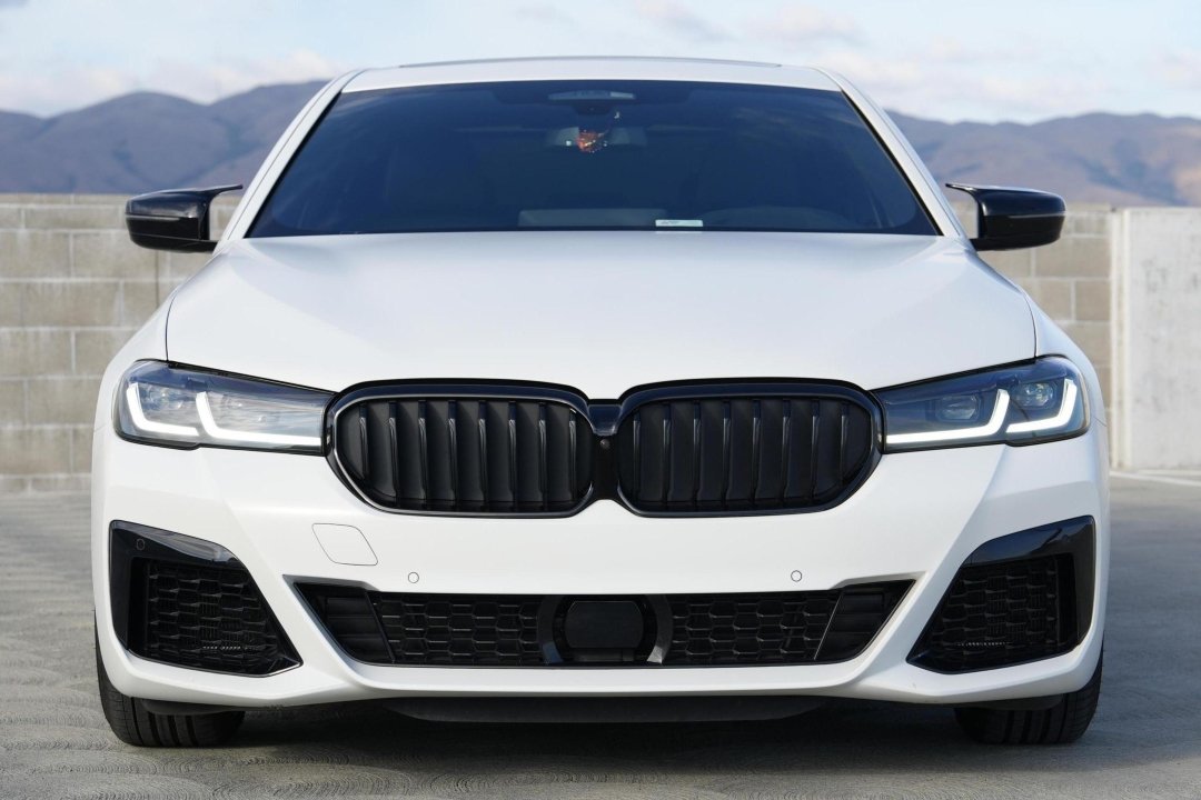 BMW G11 / G12 / G15 / G20 / G22 / G30 M Style spoguļu uzlikas V2 BMW G11 / G12 / G15 / G20 / G22 / G30 M Style spoguļu uzlikas V2, melnas, glancētas tuning detaļas uz auto pa vidu