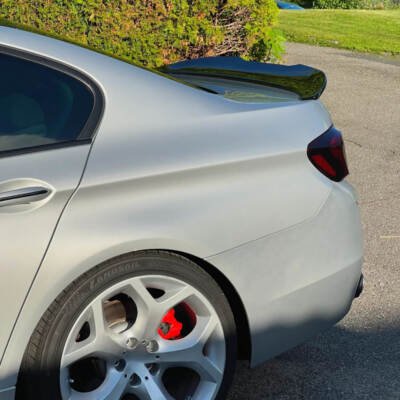 BMW F10 PSM Style bagāžnieka spoileris uz auto no sāna