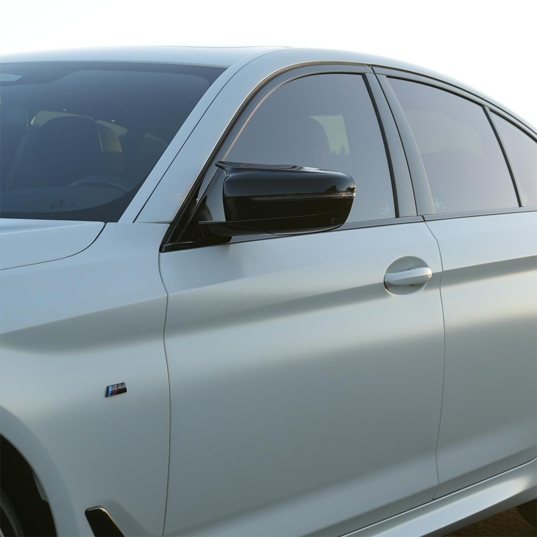 BMW G11 / G12 / G15 / G20 / G22 / G30 M Style spoguļu uzlikas V2 BMW G11 / G12 / G15 / G20 / G22 / G30 M Style spoguļu uzlikas V2, melnas, glancētas tuning detaļas uz auto no sāna