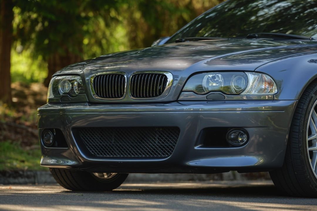 BMW E46 M3 Style priekšējais bamperis BMW E46 M3 Style priekšējais bamperis uz auto no kreisās puses