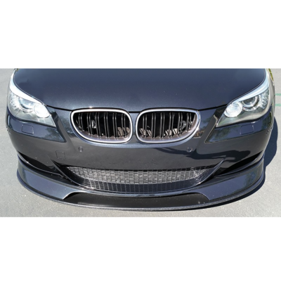 BMW E60 / E61 M Style priekšējās restes, melnas, hromētas uz auto