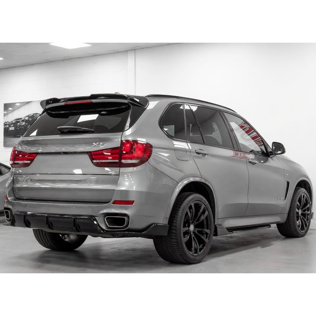 BMW X5 F15 AERO Performance uzliku komplekts BMW X5 F15 AERO Performance uzliku komplekts, tuning detaļas uz auto no aizmugures