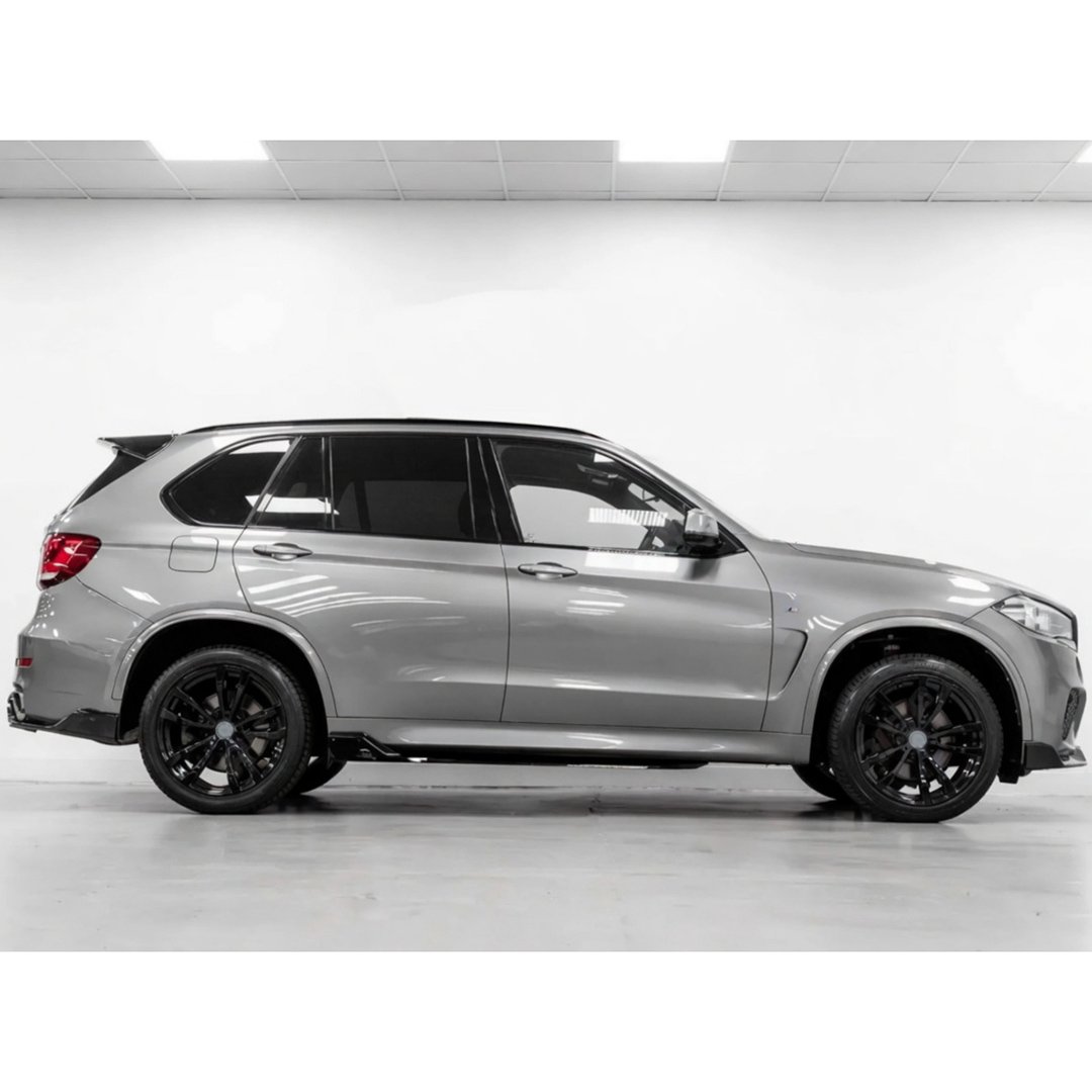 BMW X5 F15 AERO Performance uzliku komplekts BMW X5 F15 AERO Performance uzliku komplekts, tuning detaļas uz auto no sāna