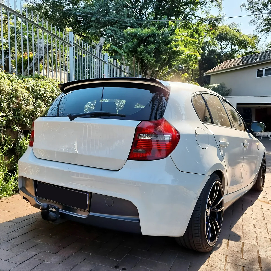 BMW E81 / E87 Performance bagāžnieka spoileris BMW E81 / E87 Performance bagāžnieka spoileris. melns, glancēts, tuning detaļas uz auto pa diognāli