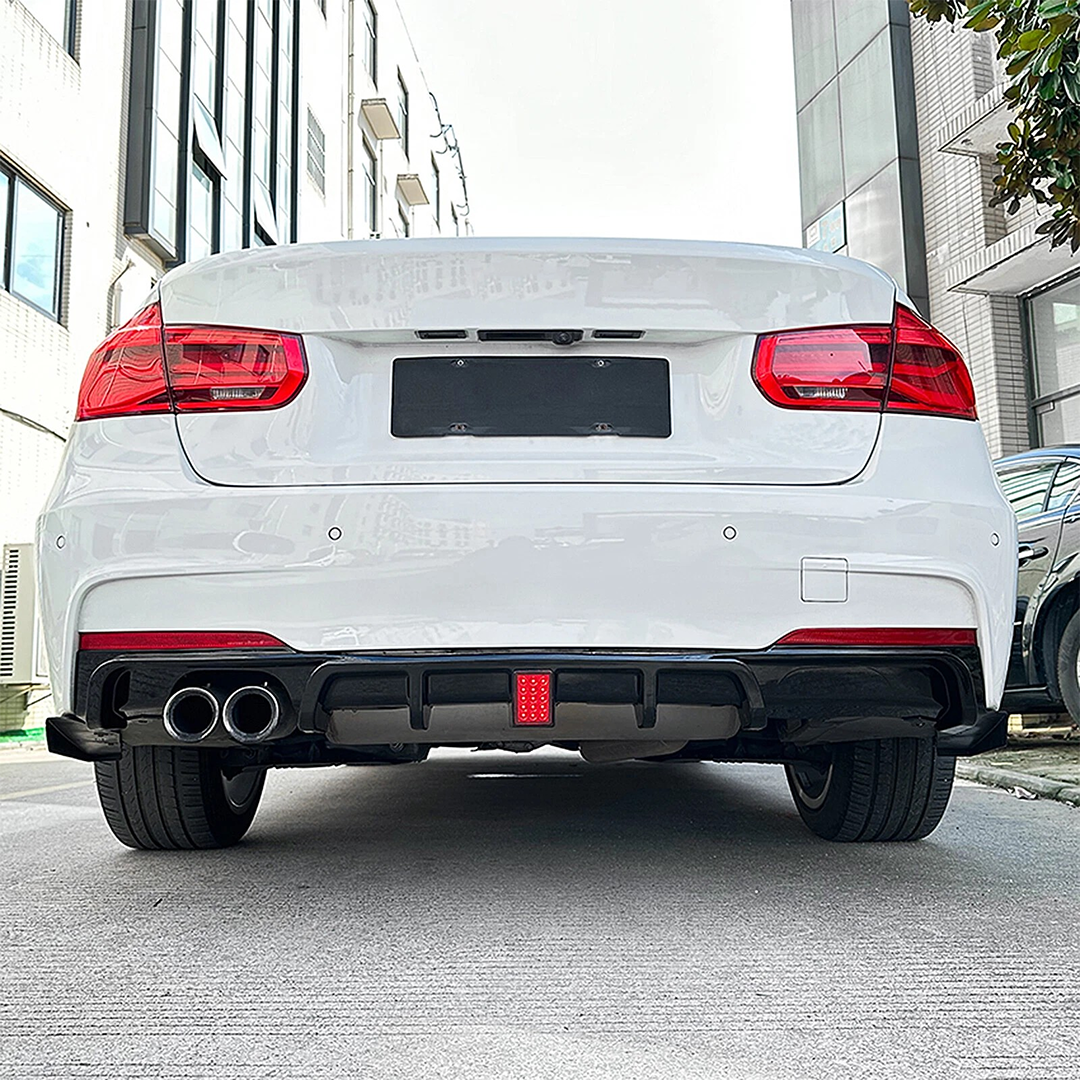 BMW F30 / F31 M Sport LED Tracklight aizmugurējā bampera diffuzors (2×0) BMW F30 / F31 M Sport LED Tracklight aizmugurējā bampera diffuzors (2x0), melns, glancēts, ar LED gaismu, tuning detaļa uz auto no aizmugures