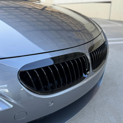 BMW E63 / E64 priekšējās restes, black gloss uz auto
