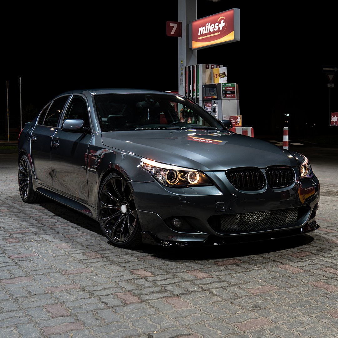 BMW E60 / E61 M Sport HM Style priekšējā bampera uzlika BMW E60 / E61 M Sport HM Style priekšējā bampera uzlika, lūpa uz auto pa labi