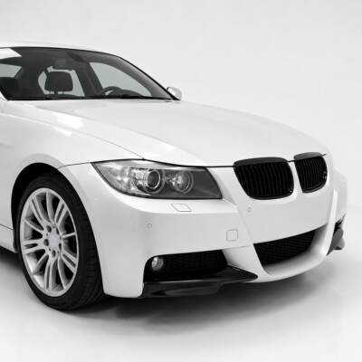 BMW E90 / E91 PRE LCI M Sport priekšējā bampera splitteri, flaps, uzlikas, melnas, glancētas tuning detaļas uz auto pa labi tuvumā