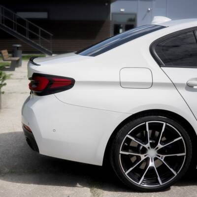 BMW G30 / F90 M5 Style bagāžnieka spoileris, melns, glancēts, tuning detaļas priekš 5sērija uz auto pa labi