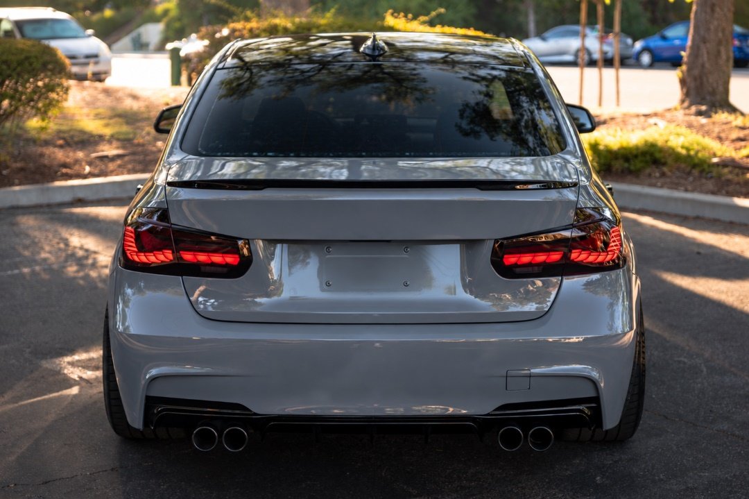 BMW F30 M Sport BMW F30 M Sport spoileris uz auto