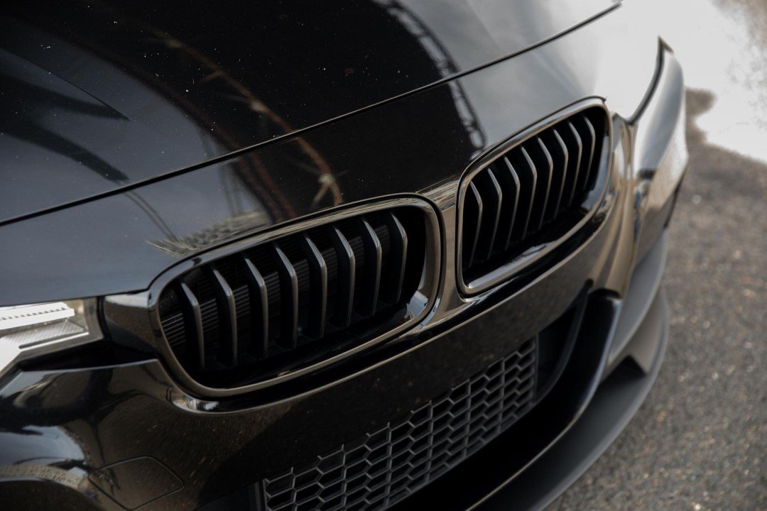 BMW F30 M Sport BMW F30 / F31 priekšējās restes, black gloss, melnas, glancētas nāsis. tuning, styling, rezerves detaļas