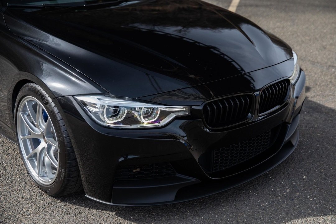 BMW F30 M Sport BMW F30 / F31 priekšējās restes, black gloss, melnas, glancētas nāsis