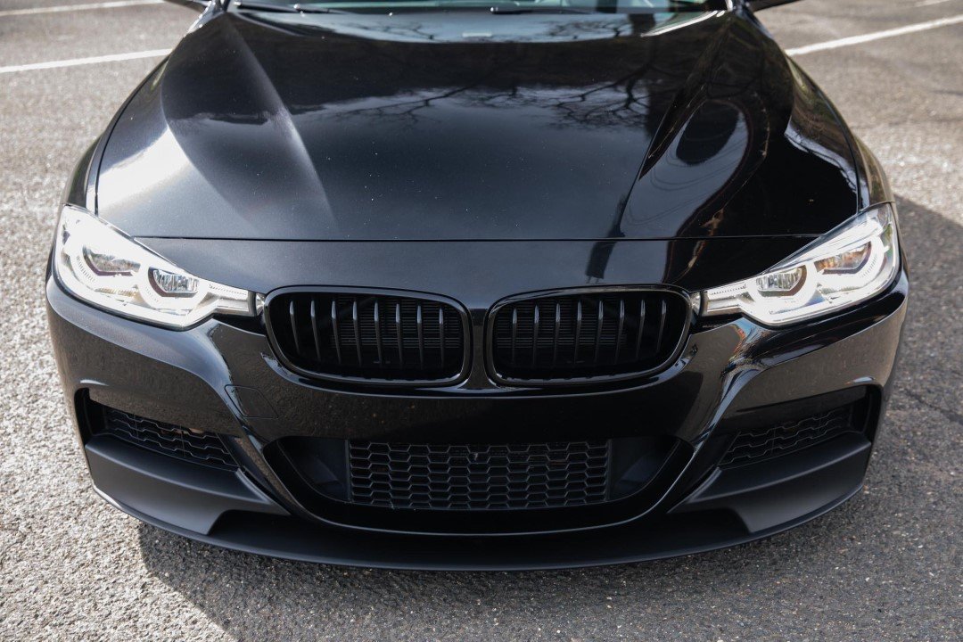 BMW F30 M Sport BMW F30 / F31 priekšējās restes, black gloss, melnas, glancētas nāsis. tuning, styling