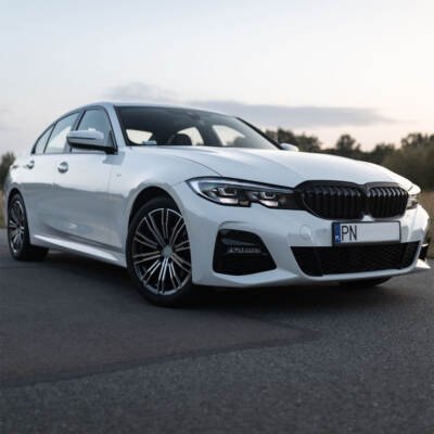BMW G20 / G21 PRE-LCI priekšējā reste, melna glancēta (18-22) uz auto