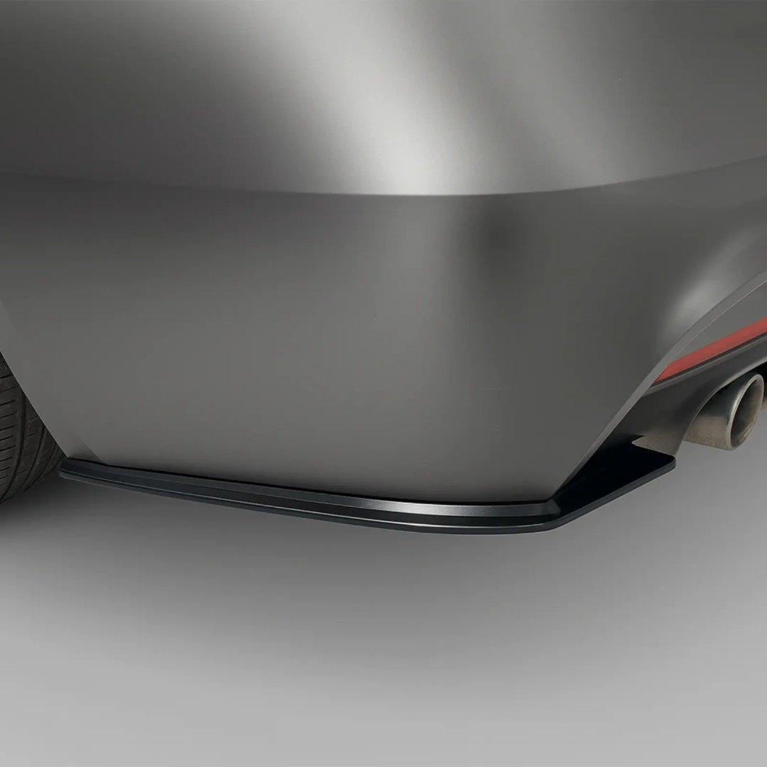 BMW F30 / F31 M Sport aizmugurējā bampera uzlikas BMW F30 / F31 M Sport aizmugurējā bampera uzlikas, melnas, glancētas, tuning detaļas priekš bmw uz auto tuvplānā